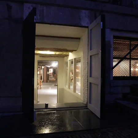 Top-Notch Space Along Canal In Historic Centre-2